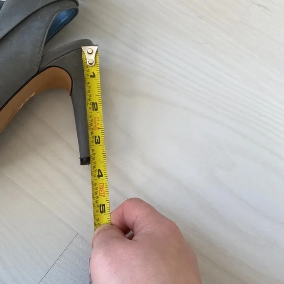 Vince Camuto 6.5M Cholia Grey Leather - Picture 8 of 9